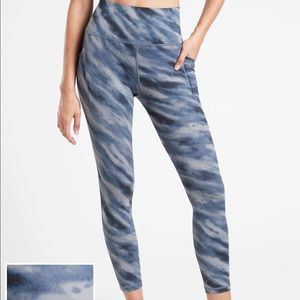 Athleta Salutation Stash Pocket in size Medium